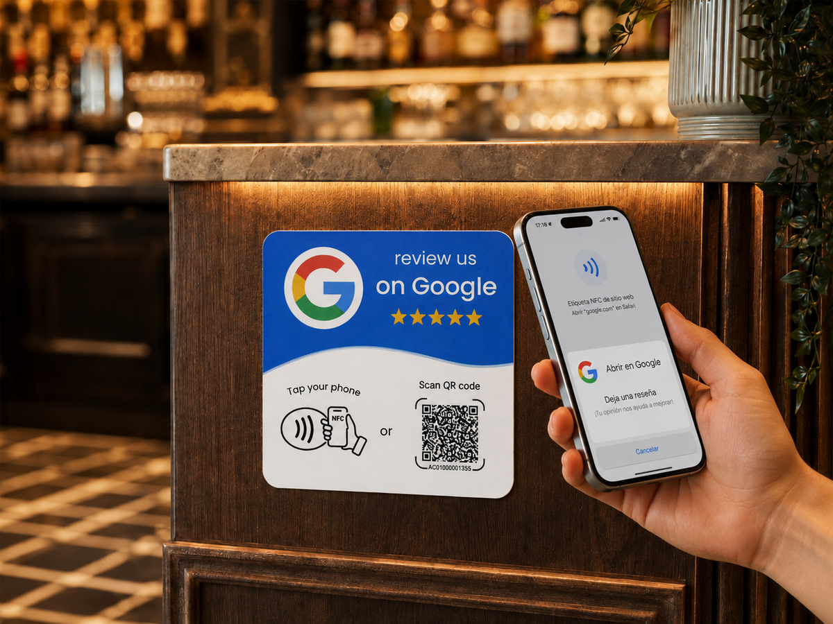Adhesivo con QR azul y blanco