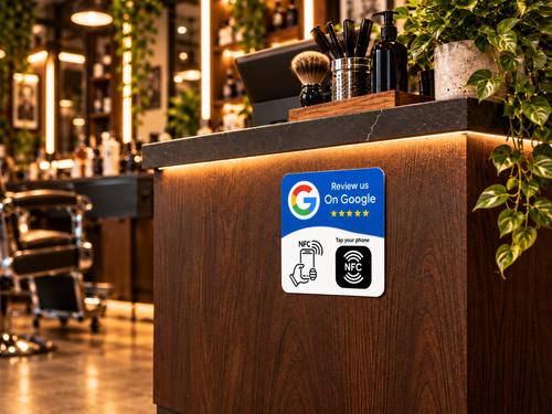 Adhesivo sin QR en una barbería